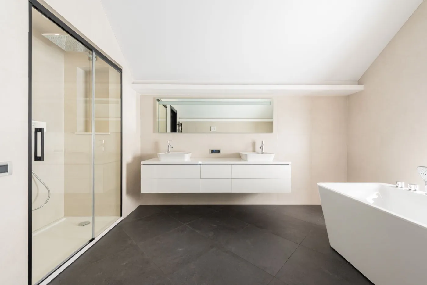 Bagno moderno con rivestimenti